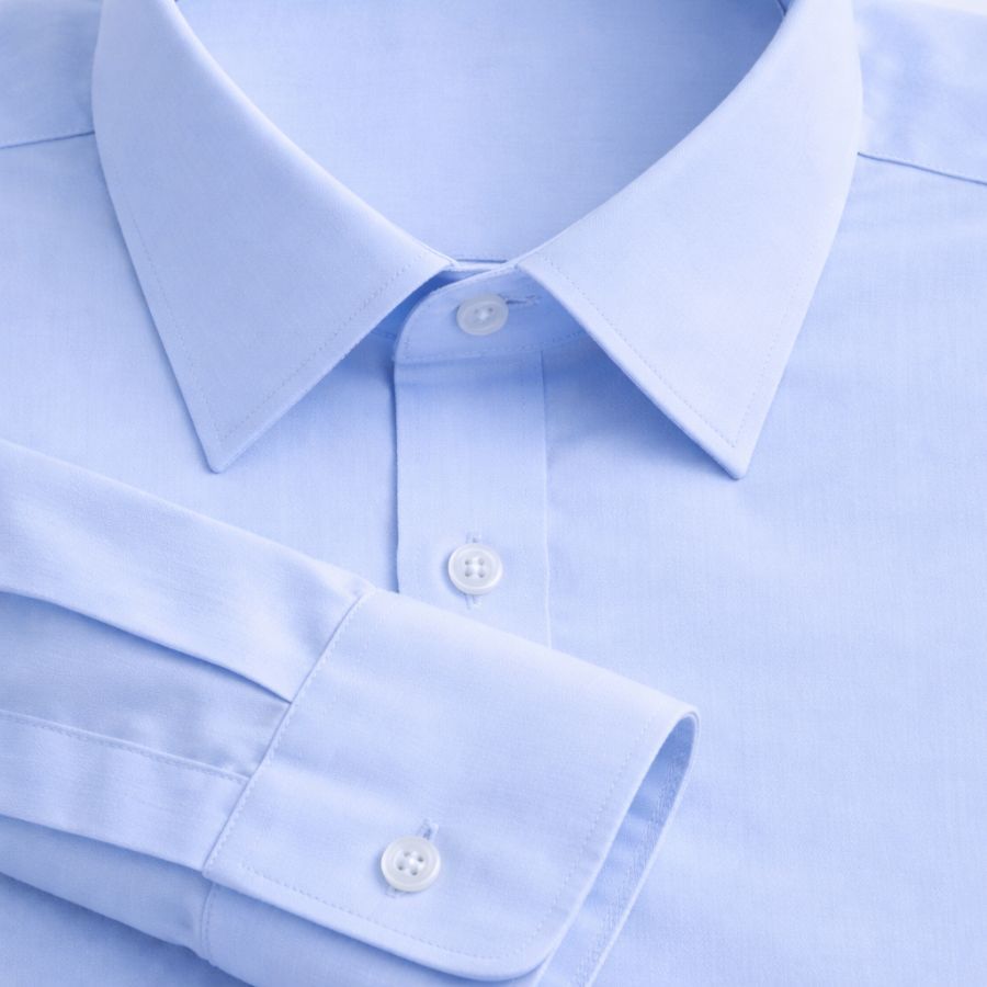 Detalle camisa celeste hombre cuello clásico y puño popelín Unifor Gran