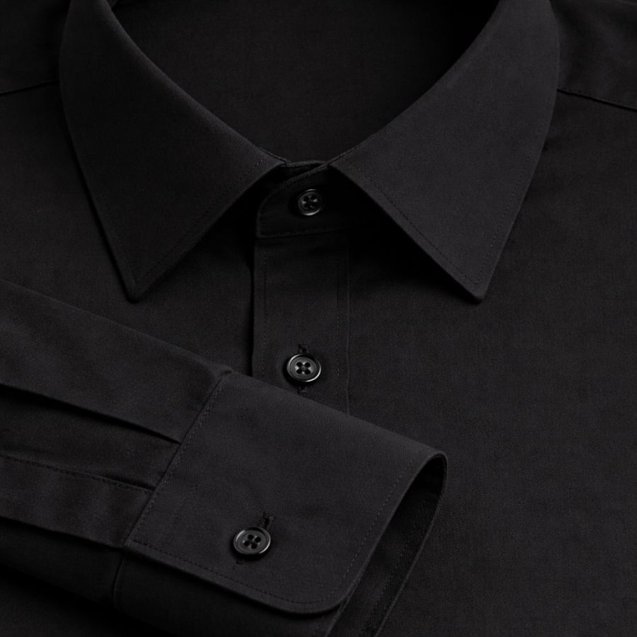 Detalle camisa negra hombre cuello clásico y puño popelín Unifor Gran