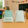 Bolsa escolar infantil personalizada de rayas verdes con nombre bordado PALOMA, confeccionada en tejido Popelín Galaxy para guardería y colegio.