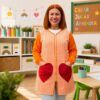 Bata de maestra vichy con bolsillos corazón y manga larga